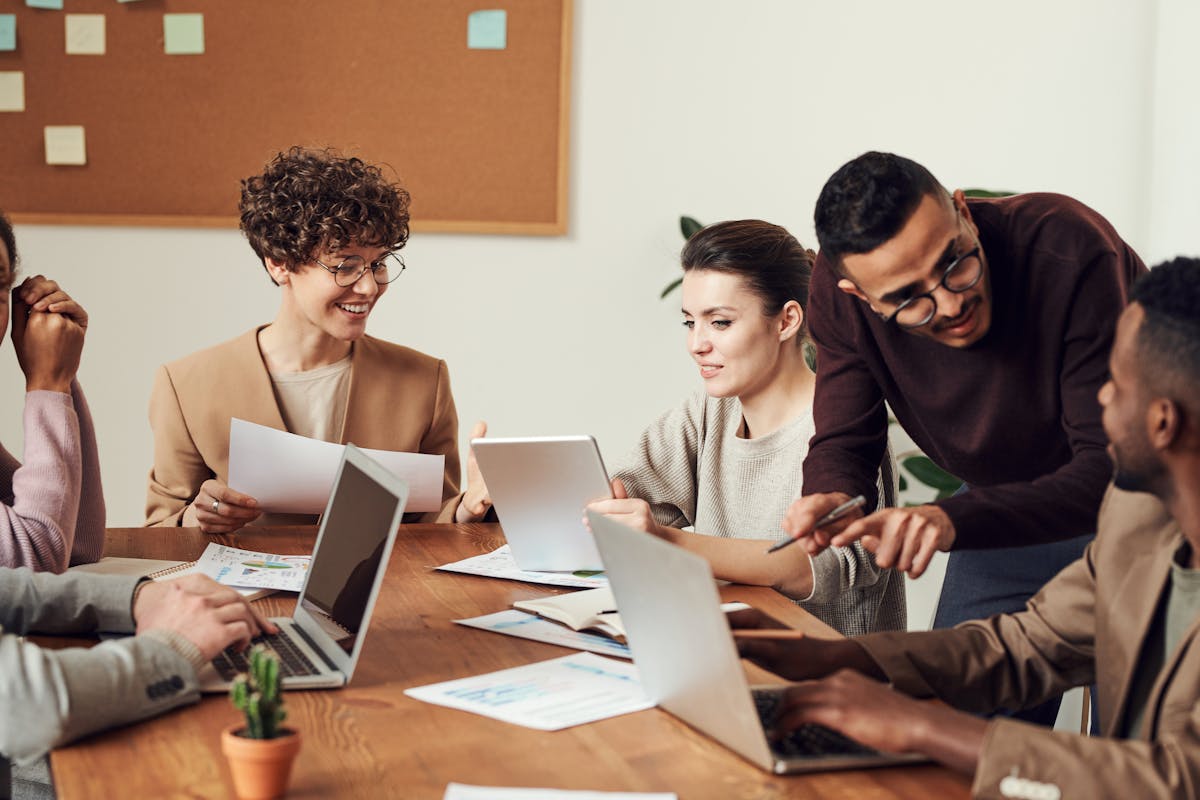 Software Development Agency vs Freelancers: A 2026 Decision Guide